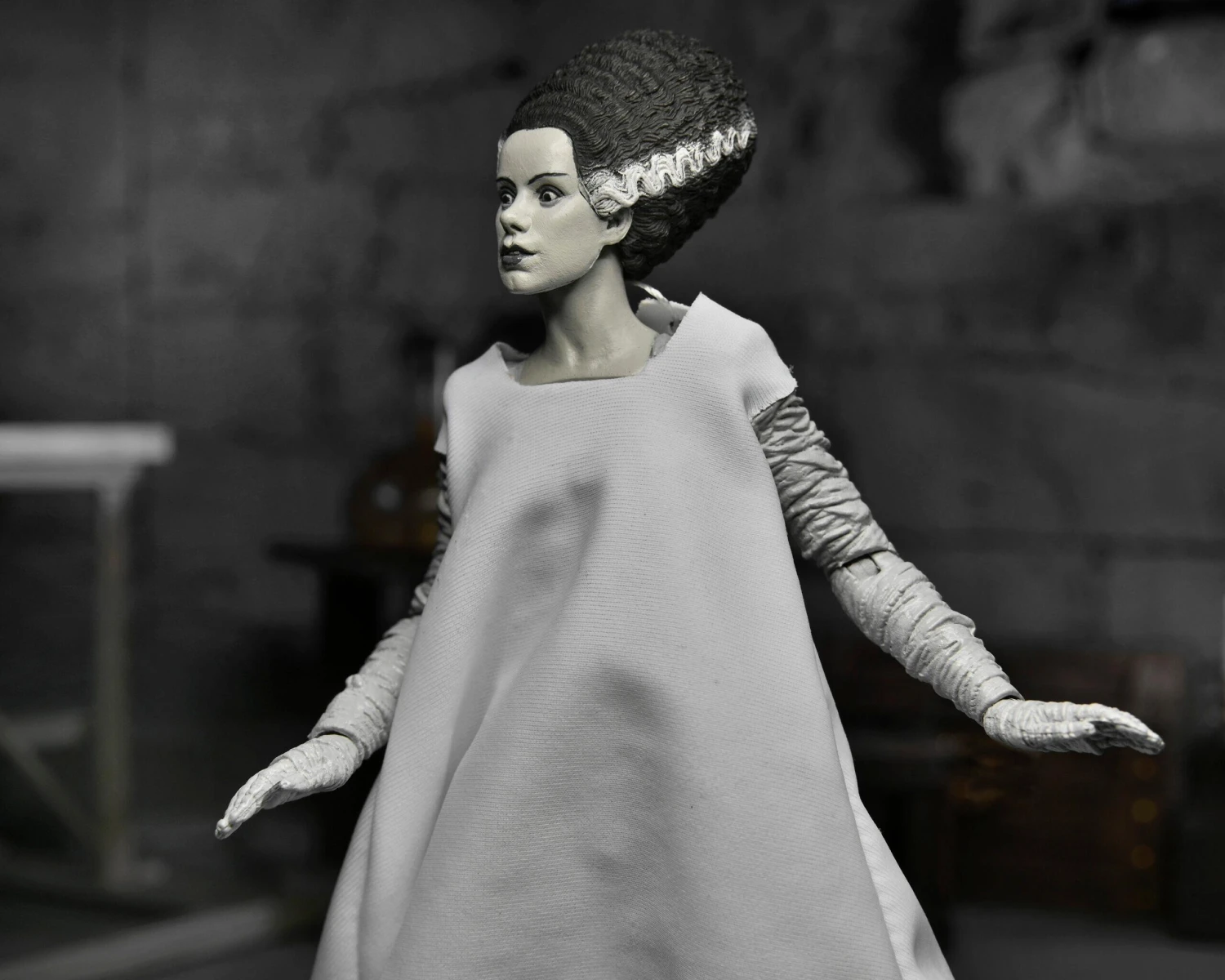 NECA Universal Monsters Ultimate 7 Inch Scale Action Figure - Bride Of Frankenstein (Black And White) 5 NECA Universal Monsters Ultimate 7 Inch Scale Action Figure - Bride Of Frankenstein (Black And White) - Image 3
