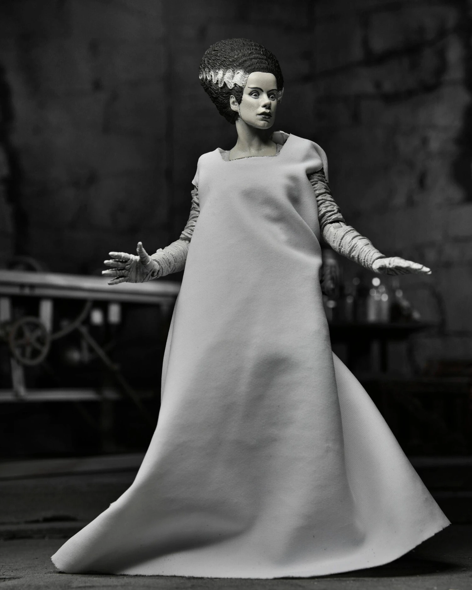 NECA Universal Monsters Ultimate 7 Inch Scale Action Figure - Bride Of Frankenstein (Black And White) 6 NECA Universal Monsters Ultimate 7 Inch Scale Action Figure - Bride Of Frankenstein (Black And White) - Image 4