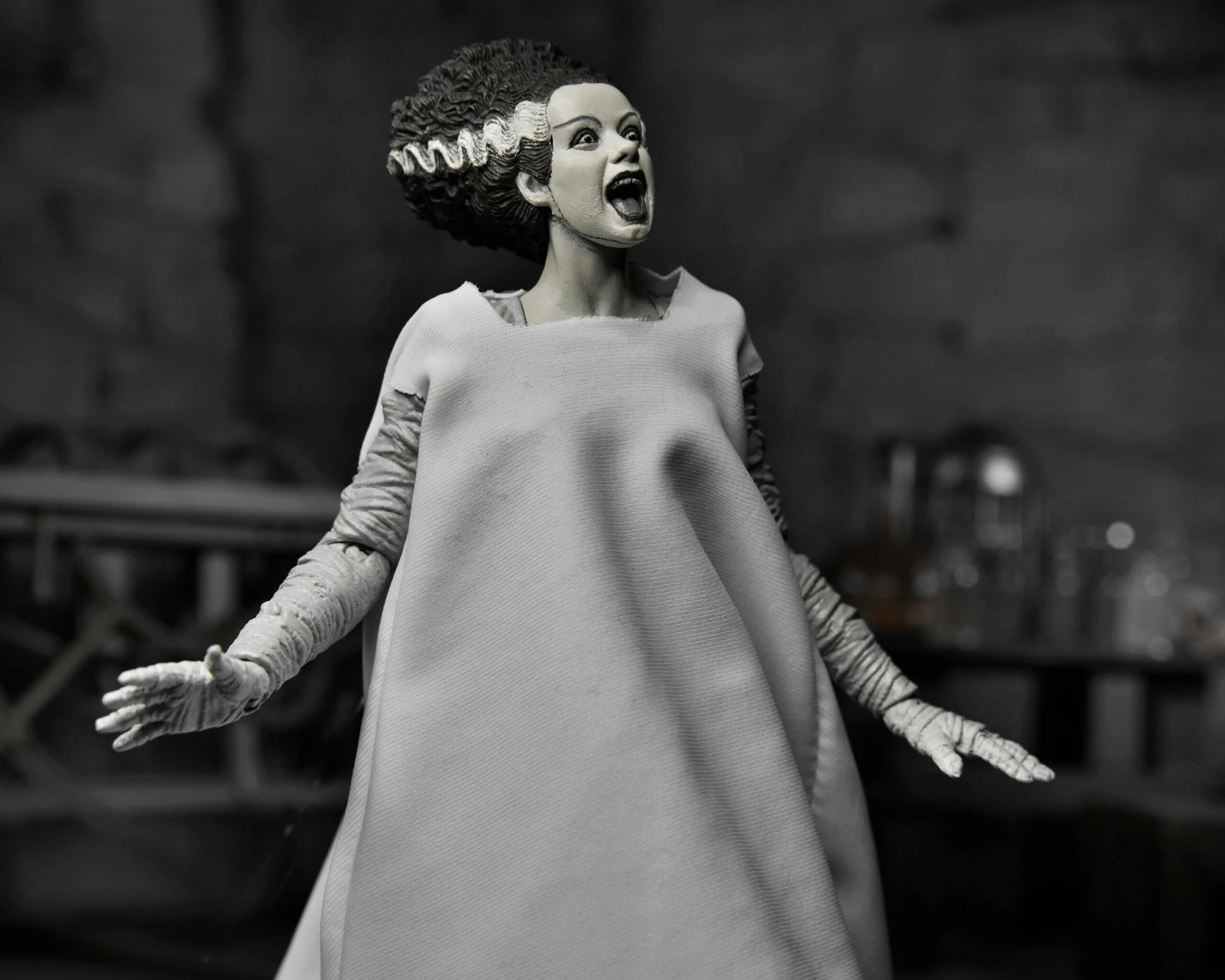 NECA Universal Monsters Ultimate 7 Inch Scale Action Figure - Bride Of Frankenstein (Black And White) 7 NECA Universal Monsters Ultimate 7 Inch Scale Action Figure - Bride Of Frankenstein (Black And White) - Image 5