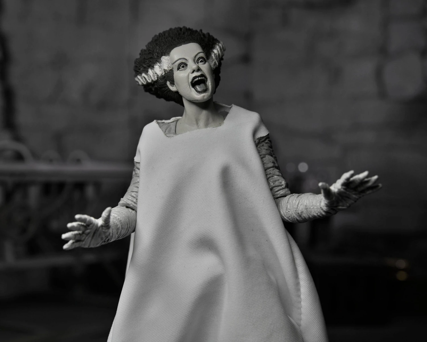 NECA Universal Monsters Ultimate 7 Inch Scale Action Figure - Bride Of Frankenstein (Black And White) 8 NECA Universal Monsters Ultimate 7 Inch Scale Action Figure - Bride Of Frankenstein (Black And White) - Image 6