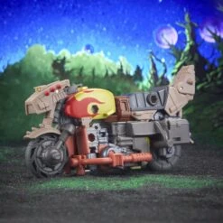 Hasbro Transformers Generations Legacy Deluxe Class Action Figure - Crashbar -Hasbro Store f7195 dio tra gen legacy dlx junkion1 0006 online 2000sq